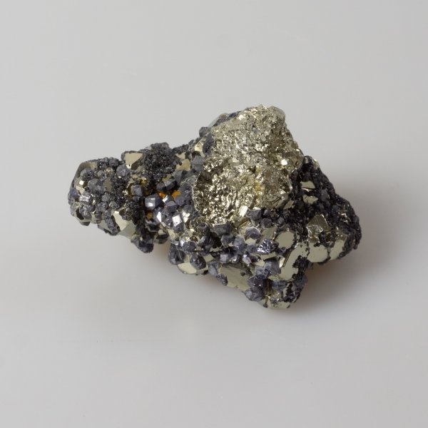 Pyrite and Sphalerite Druze, Perù | 7,2 x 4,5 x 4,8 cm, 0,220 kg