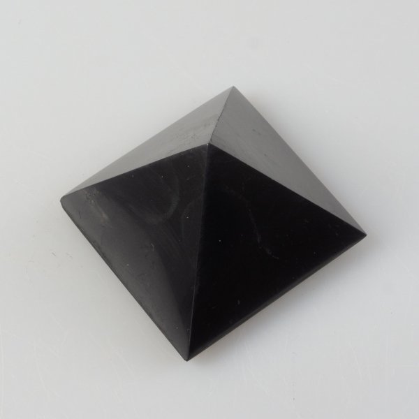 Shungite Pyramid | 4,7 - 5 cm