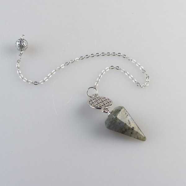 Pendulum Labradorite with Flower of life | stone 2,5 x 1,5 cm, chain 18-19 cm