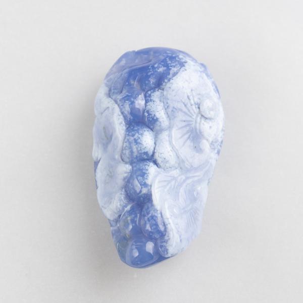 Chalcedony with fruit engraving | 6,5X3,6X1,9 cm 0,060 kg