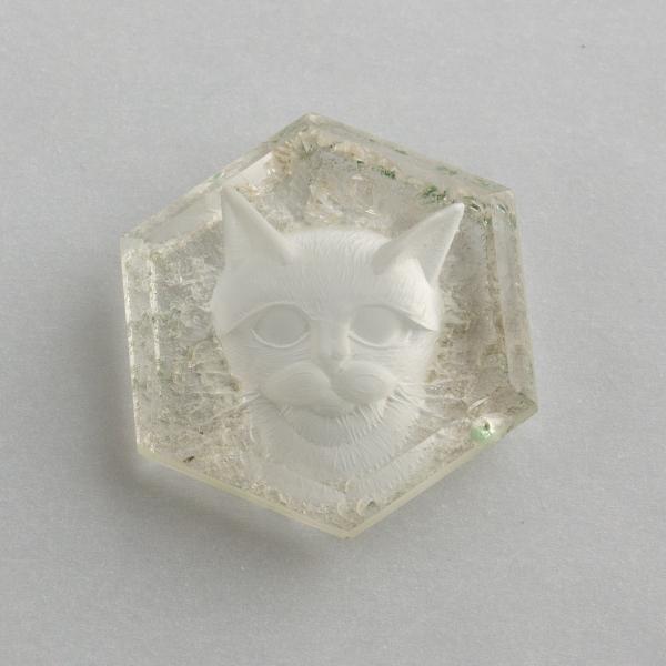 Hyaline quartz included, faceted with cat engraving | 2,8X2,6X0,5 cm 6,5 g