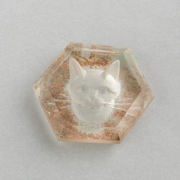 Hyaline quartz included, faceted with cat engraving | 2,8X2,5X0,6 cm 6,8 g