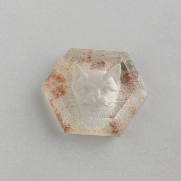 Hyaline quartz included, faceted with cat engraving | 2,8X2,5X0,6 cm 6,6 g