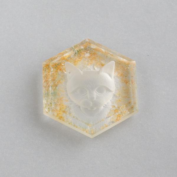 Hyaline quartz included, faceted with cat engraving | 2,9X2,5X0,5 cm 6,7 g