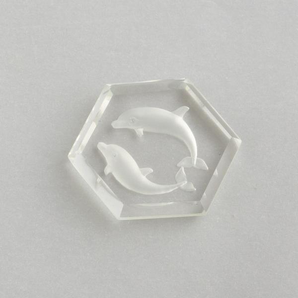 Faceted hyaline quartz with dolphin engraving | 3X2,6X0,5 cm 7 g