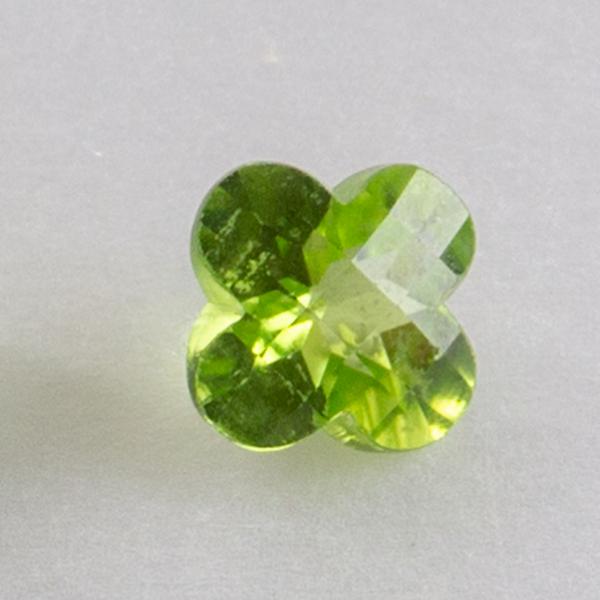 Pairs os Faceted Gemstone, Four-Leaf Peridot 6x6x4  mm 2,31 ct