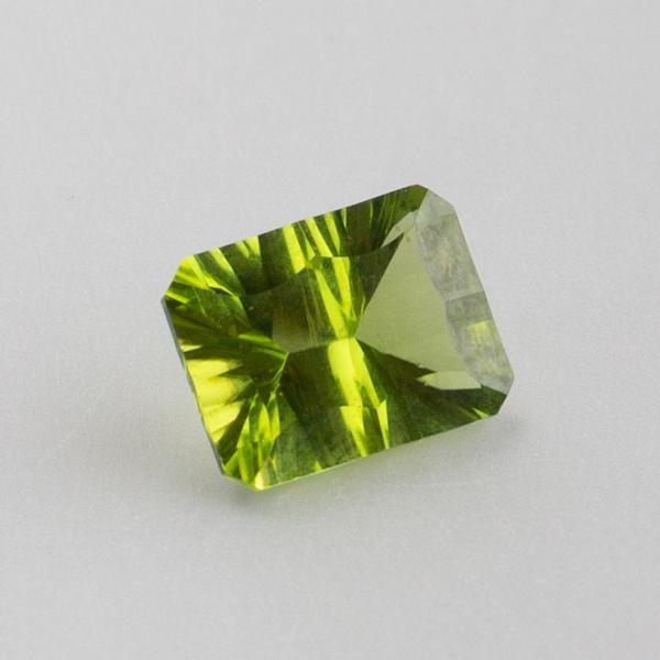 Pairs of Faceted Gemstone, Fantasy Cut Peridot 9x7x4 mm 2,21 ct