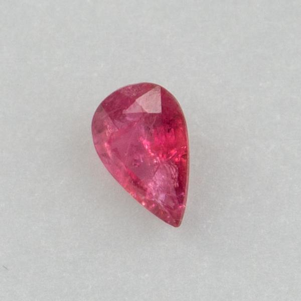 Faceted Gemstone, Rubine 7,3x5x3,5 mm 0,725 ct