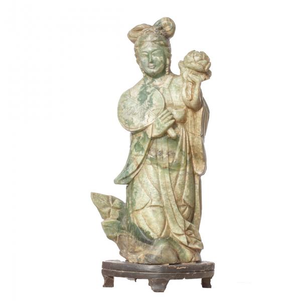 Serpentinite Geisha statue with fan and flowers | 32X21X84 cm 45,5 kg