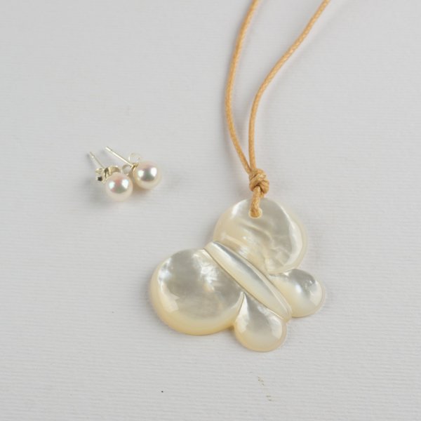 Parure Pendant in Mother of Pearl and earrings in River Pearl