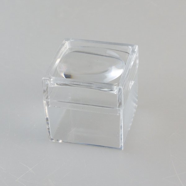 Box with magnifying glass 3x